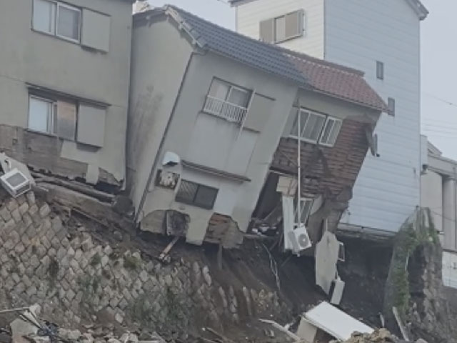 擁壁倒壊に伴う家屋の傾斜状況